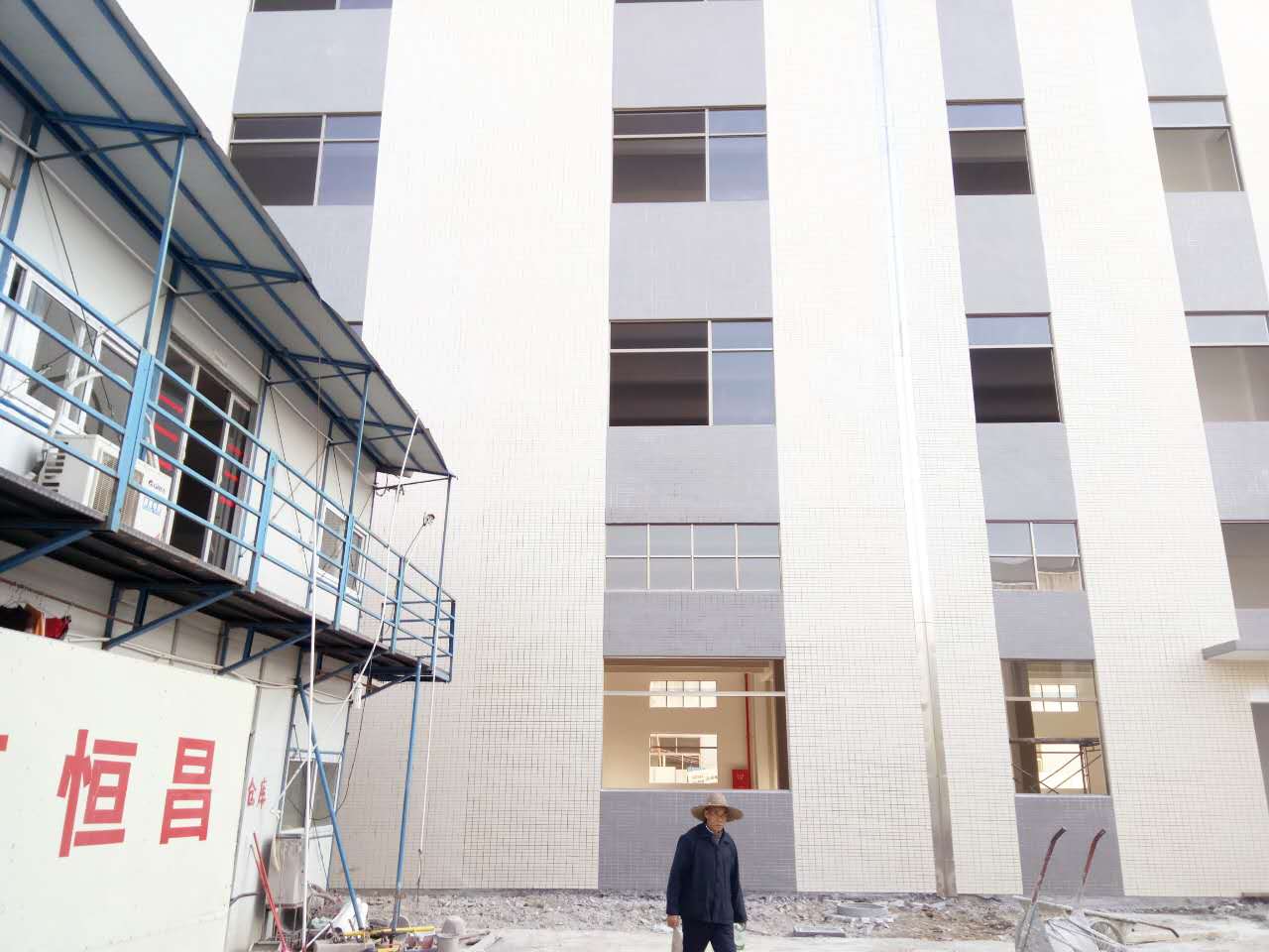 已建成了1幢（2800平方米，共4層的廠房）