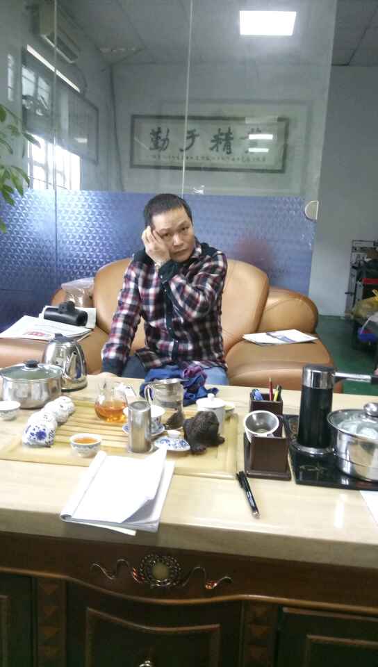 鄒生（南海陳祥明老板公司同事）輕松的聽凱恩利業(yè)務人員講解后，邊思考邊想什么時候訂機為好......