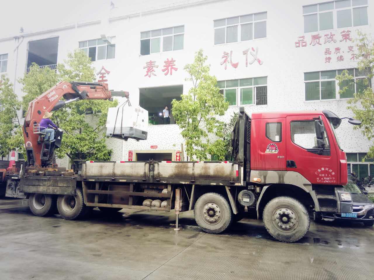 機(jī)器調(diào)裝中，準(zhǔn)備吊上二樓