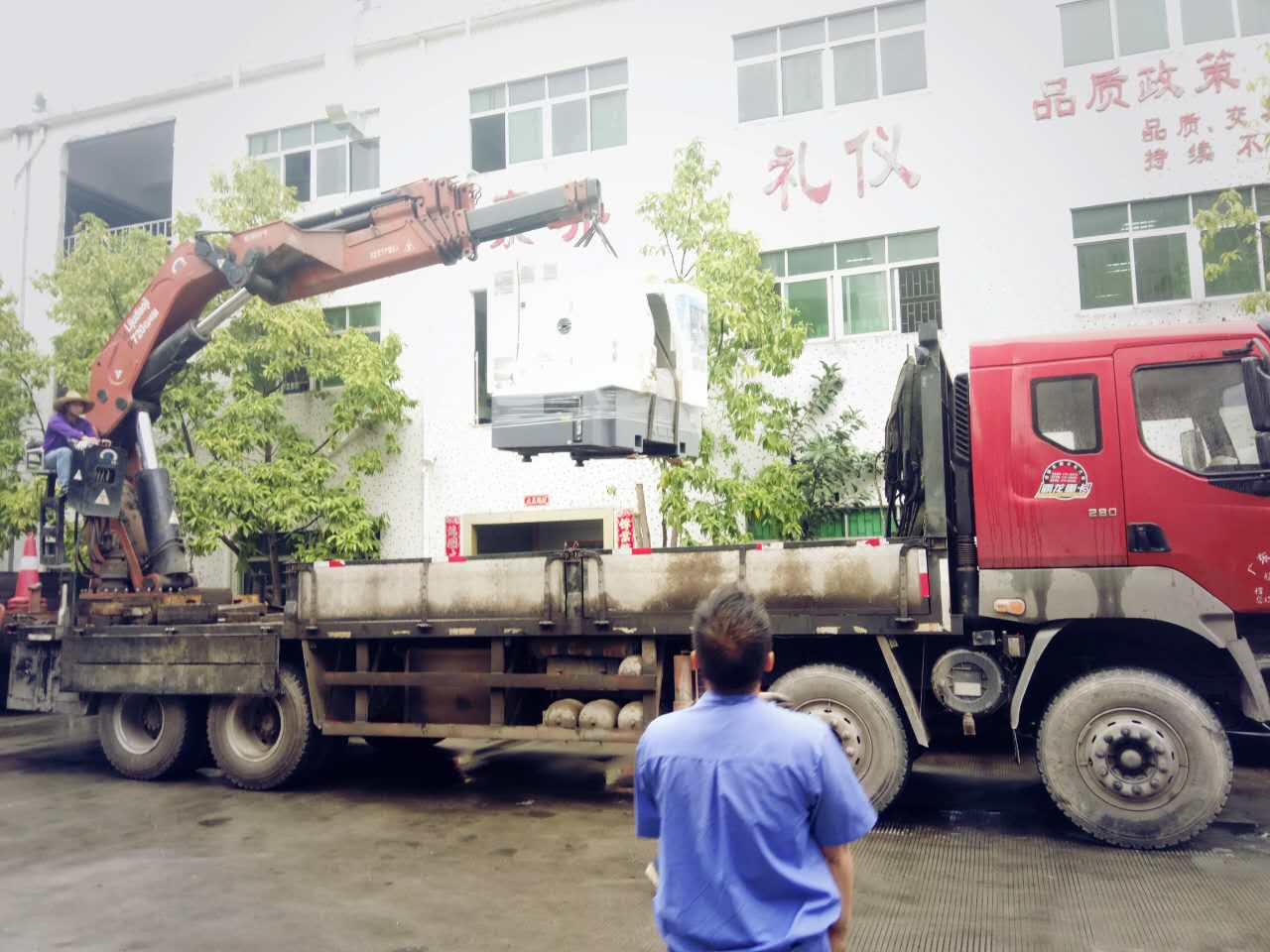 機(jī)器調(diào)裝中，注意安全！