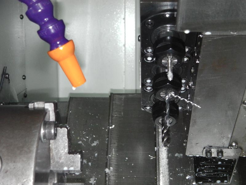  機(jī)床結(jié)構(gòu)特點(diǎn) Construction and feature of machine tool ■ 適用于重負(fù)荷和連續(xù)切削，可保持長(zhǎng)久的高精度和優(yōu)質(zhì)的表面精糙度。 ■ 高精度、高剛性、重負(fù)荷主軸。 主軸采用原裝進(jìn)口日本NSK或德國(guó)FAG P4級(jí)精密級(jí)主軸軸承 主軸采用原裝進(jìn)口日本NSK或德國(guó)FAG P4級(jí)精密級(jí)主軸軸承 主軸采用原裝進(jìn)口日本NSK或德國(guó)FAG P4級(jí)精密級(jí)主軸軸承 主軸采用原裝進(jìn)口日本NSK或德國(guó)FAG P4級(jí)精密級(jí)主軸軸承 主軸采用原裝進(jìn)口日本NSK或德國(guó)FAG P4級(jí)精密級(jí)主軸軸承，經(jīng)工程計(jì)算分析取得較佳化的跨距配置，配合獨(dú)特的迷宮式防水設(shè)計(jì)和散熱片式主軸箱設(shè)計(jì)，可達(dá)到更佳的防水防塵效果。引用高科技潤(rùn)滑技術(shù)及高剛性套筒結(jié)構(gòu)展現(xiàn)較佳穩(wěn)定性，能確保更大軸向剛性，徑向剛性及加工精度。采用專用主軸電機(jī)及進(jìn)口變頻器，實(shí)現(xiàn)大范圍自動(dòng)無(wú)級(jí)調(diào)速，整支主軸由臺(tái)灣普森專業(yè)主軸廠家生產(chǎn)。主軸軸承為前三后二排列,更能承受較強(qiáng)沖擊。主軸設(shè)計(jì)轉(zhuǎn)速可達(dá)8000rpm/min。 ■ 剛性好，操作、排屑方便。 高強(qiáng)度，床身傾斜45°，采用優(yōu)質(zhì)鑄鐵樹(shù)脂砂造型，并經(jīng)二次退火處理，保證鑄件穩(wěn)定性，緊密型筋骨板結(jié)構(gòu)，剛性好、抗震性強(qiáng)。