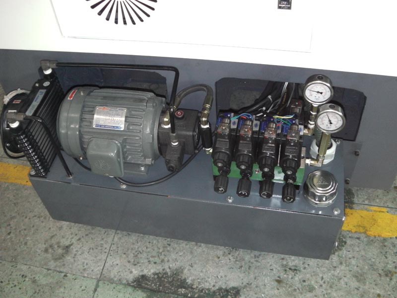 液壓站采用臺(tái)灣定量泵、液壓電機(jī)、電磁閥并加裝風(fēng)冷裝置